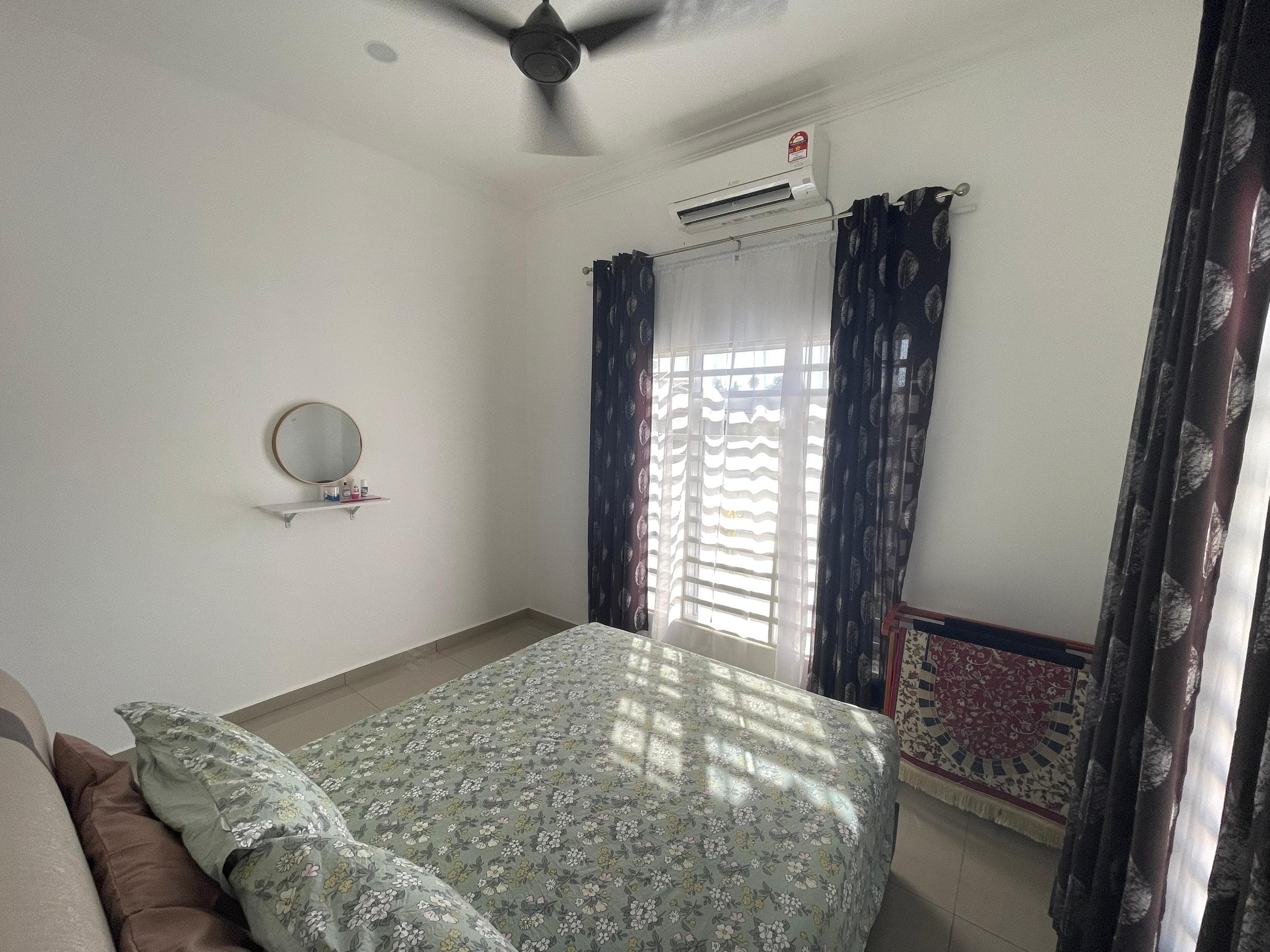 Bilik tidur queen berkonsep ringkas dan bersih di Homestay Lekir